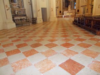 Pavimento in marmo in chiesa dopo
