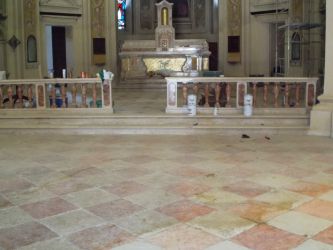 Pavimento in marmo in chiesa prima